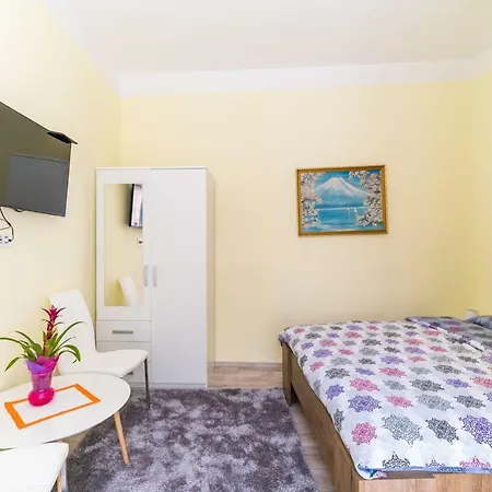 Katja & Lara Πανσιόν 3*