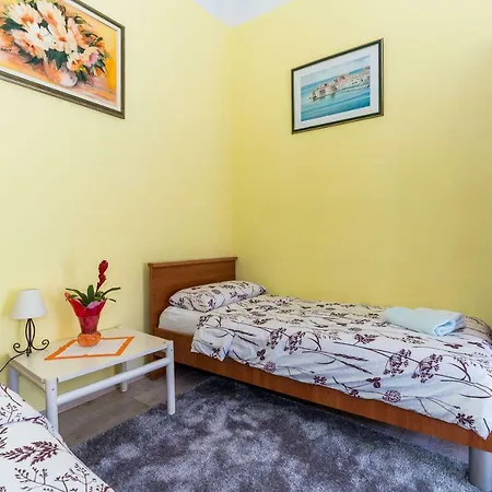 Katja & Lara Πανσιόν 3*